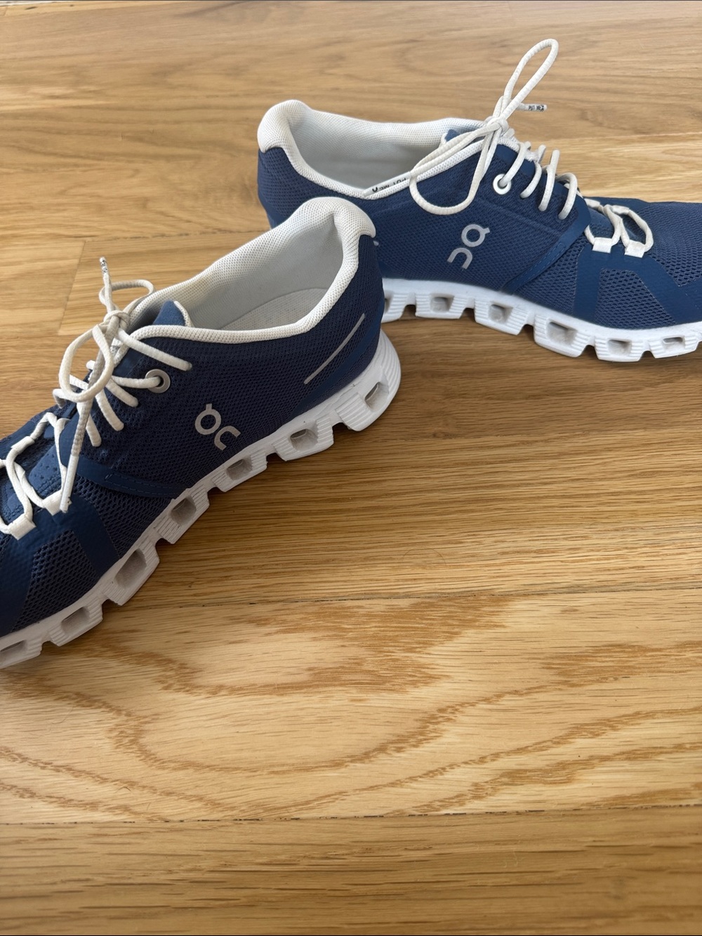 On Running Cloud 5 🥏 Sneakers in Navy and White size 7 - Picture 5 of 6